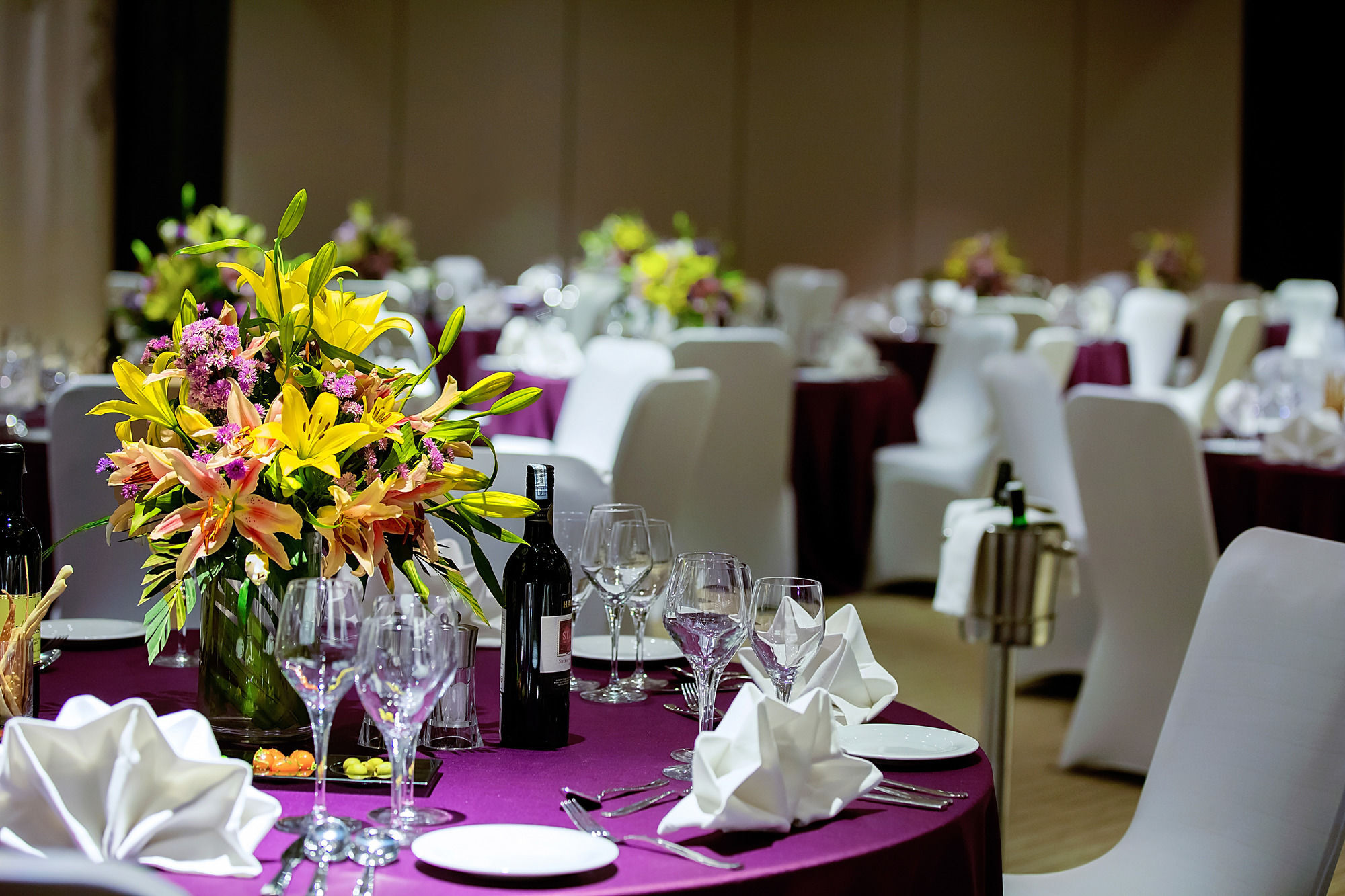 Grand Mercure Mysore - An Accor Brand Extérieur photo A table set for a formal dinner
